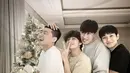 Park Seo Joon, V BTS, rapper Peakboy, dan Choi Woo Shik merayakan Natal bersama. (Instagram/bn_sj2013)