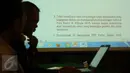 Notulen melihat hasil putusan pada sidang mahkamah Partai Golkar di Jakarta, Jumat (15/1/2016). Sidang memutuskan untuk membentuk tim transisi untuk rekonsiliasi total melalui munas. (Liputan6.com/Helmi Fithriansyah)