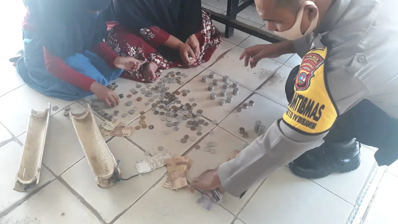 Nabila bersama ibunya membongkar celengan di Polsek Pulau Punjung.