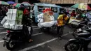 Besar kecilnya pendapatan para porter tergantung dari banyaknya pengunjung yang menggunakan jasa mereka. (Liputan6.com/Johan Tallo)