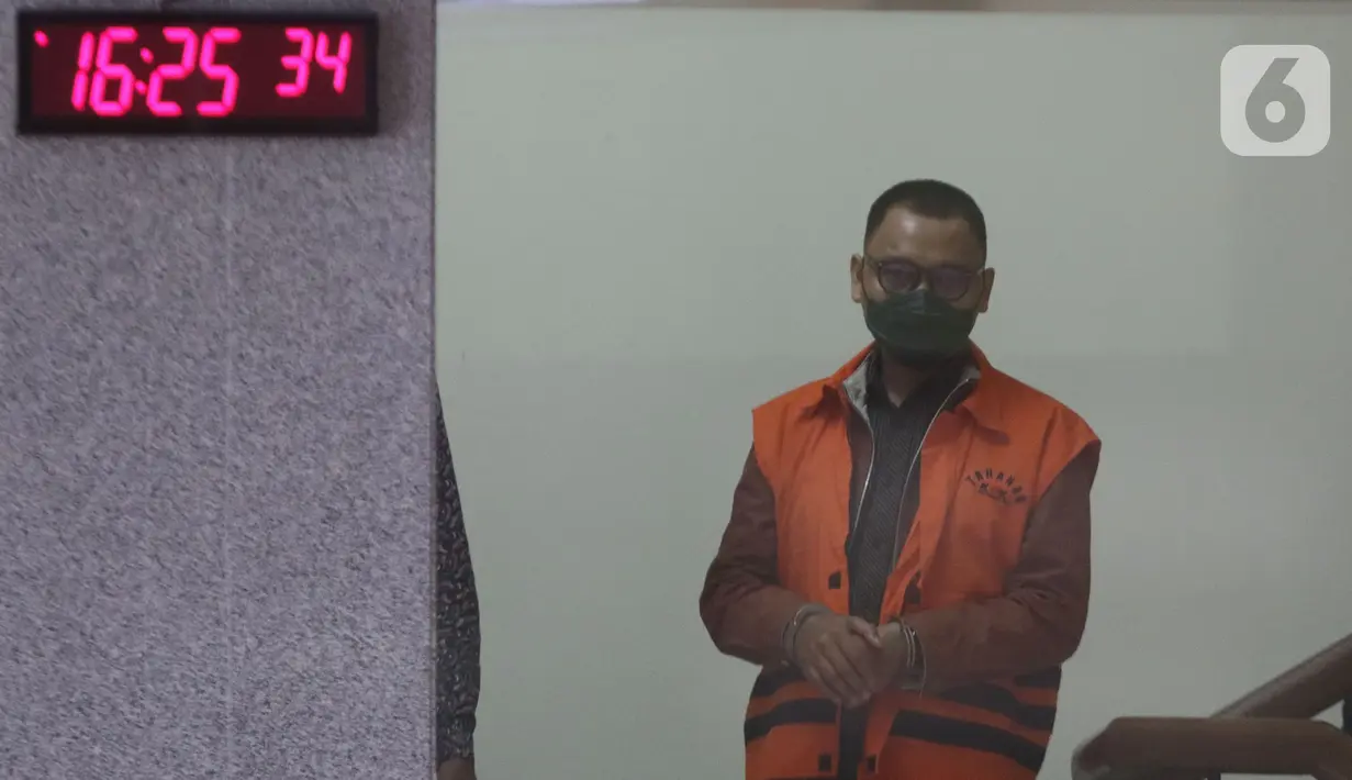 Akbar Tandaniria Mangku Negara usai menjalani rilis penetapan dan penahanan tersangka di Gedung KPK Jakarta, Jumat (15/10/2021). Akbar Tandaniria Mangku Negara merupakan Aparatur Sipil Negara di Pemkab Lampung Utara. (Liputan6.com/Helmi Fithriansyah)