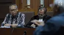 Terdakwa perkara merintangi penyidikan dugaan korupsi E-KTP, Bimanesh Sutarjo (kiri) menyimak keterangan saksi saat mengikuti sidang lanjutan di Pengadilan Tipikor, Jakarta, Senin (16/4). Sidang mendengar keterangan saksi.(Liputan6.com/Helmi Fithriansyah)