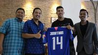 Pemain baru PSIS Semarang, Jonathan Cantillana (kedua dari kanan), saat diperkenalkan oleh manajemen klub di Magelang, Minggu (8/9/2019). (Bola.com/Vincentius Atmaja)
