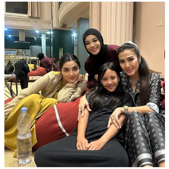 6 Potret Kehangatan Liza Natalia dan Ashanty di Acara Bukber Keluarga Besar