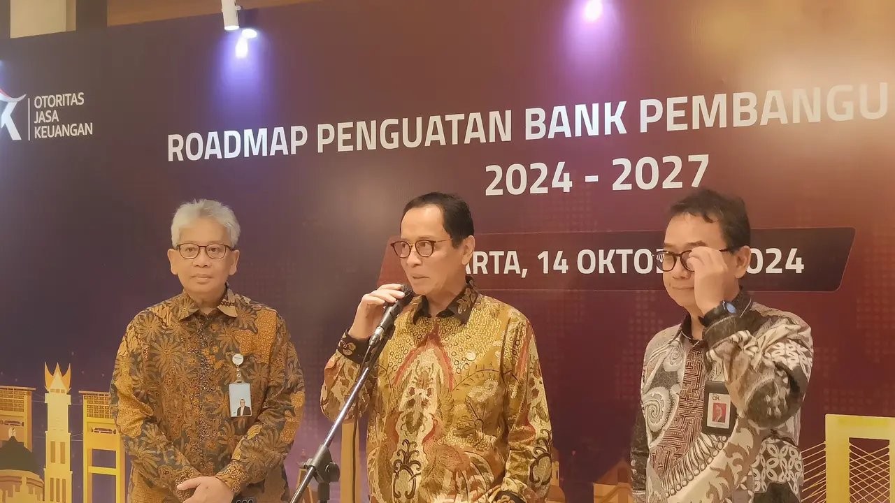 Kepala Eksekutif Pengawas Perbankan OJK, Dian Ediana Rae dalam acara Peluncuran Roadmap Penguatan Bank Pembangunan Daerah (BPD) Tahun 2024-2027 di Hotel Grand Hyatt, Jakarta, Senin, (14/10/2024). (Sulaeman/Merdeka.com)