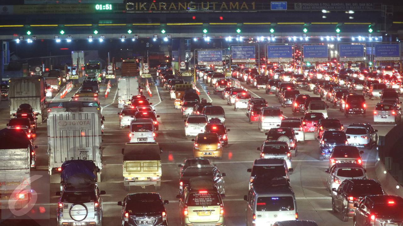 Pada kondisi normal, volume lalu lintas yang melintasi Gerbang Tol Cikarang Utama menyentuh angka 75 ribu kendaraan.