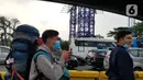 Calon penumpang pesawat berjalan kaki menuju bandara Soekarno Hatta di Tangerang, Banten, Selasa (10/11/2020). Banyak calon penumpang yang harus berjalan kaki karena tertutupnya akses menuju terminal massa yang akan menjemput kedatangan Habib Rizieq Shihab (HRS).  (Liputan6.com/Herman Zakharia)