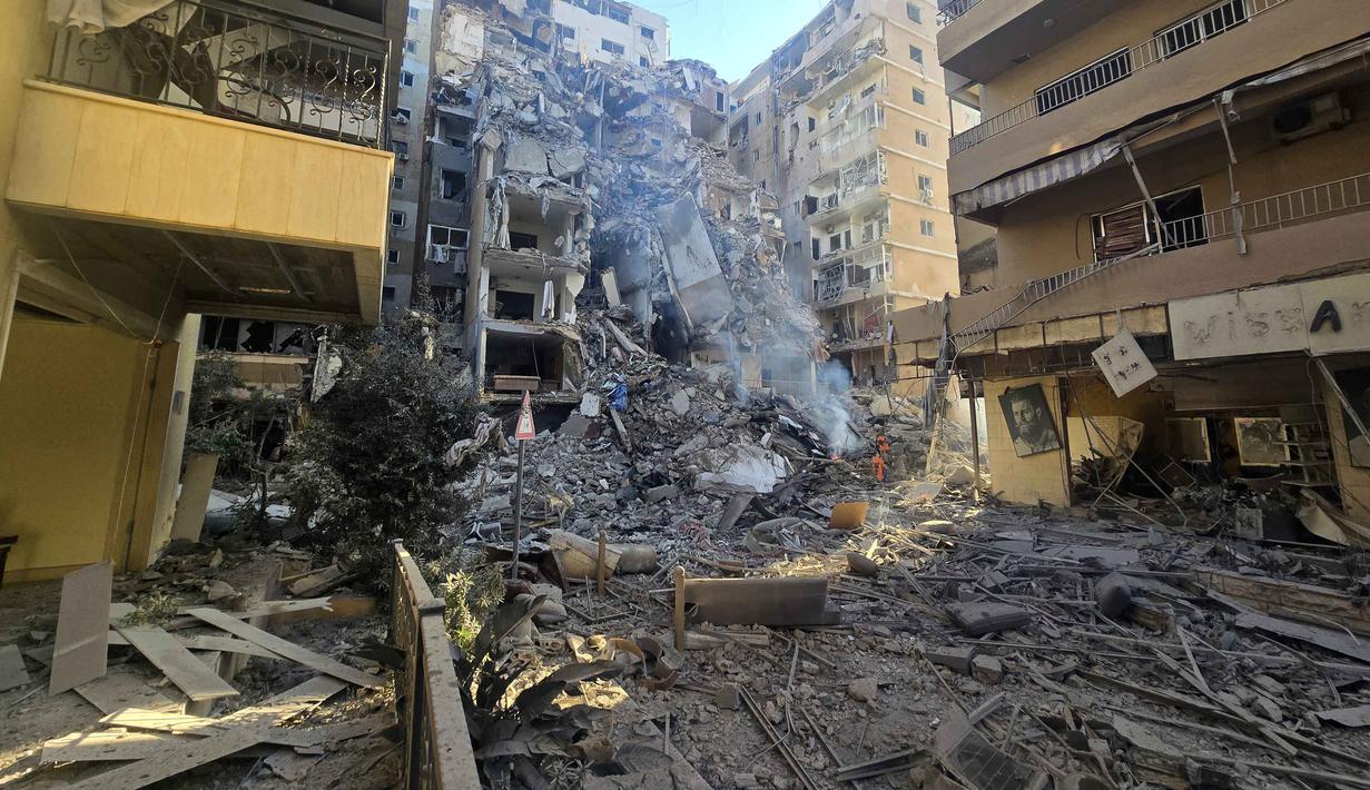 Sebuah bangunan yang hancur terlihat di lokasi serangan Israel di Tyre, Lebanon Selatan, pada Kamis 28 Mei 2026. (KAWANT HAJU/AFP)