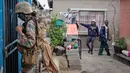 Tentara berpatroli di sebuah lingkungan permukiman di Johannesburg, Afrika Selatan, Senin (30/3/2020). Presiden Afrika Selatan Cyril Ramaphosa menetapkan karantina wilayah atau lockdown nasional selama 21 hari untuk mencegah penularan virus corona COVID-19. (Xinhua/Yeshiel Panchia)