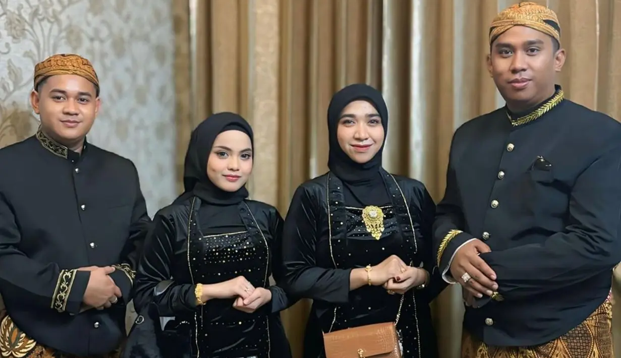 Pasangan yang menikah pada 20 April 2024 itu juga tampil kompak bersama anggota keluarga lainnya. Pakaian adat Jawa berwarna hitam tersebut merupakan seragam keluarga besar. Khusus di acara tersebut, Putri tampak melengkapi penampilannya dengan hijab. (Liputan6.com/IG/@putriisnari3)