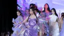 Dalam acara tersebut, Cinta tampil sparkling dengan busana serba ungunya. Cinta memilih mengenakan one set atasan manik-manik model triangle dipadukan bawahan mini skirt asimetris. [Fimela/Daniel Kampua]