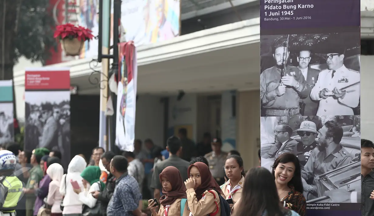 Sejumlah pelajar pun antusias memadati Jalan Asia Afrika, Bandung, untuk menyaksikan kemeriahan Parade Seni Budaya, Rabu (1/6). Hari Lahir Pancasila 1 Juni 2016 dirayakan dengan meriah di Kota Kembang tersebut. (Liputan6.com/Faizal Fanani)