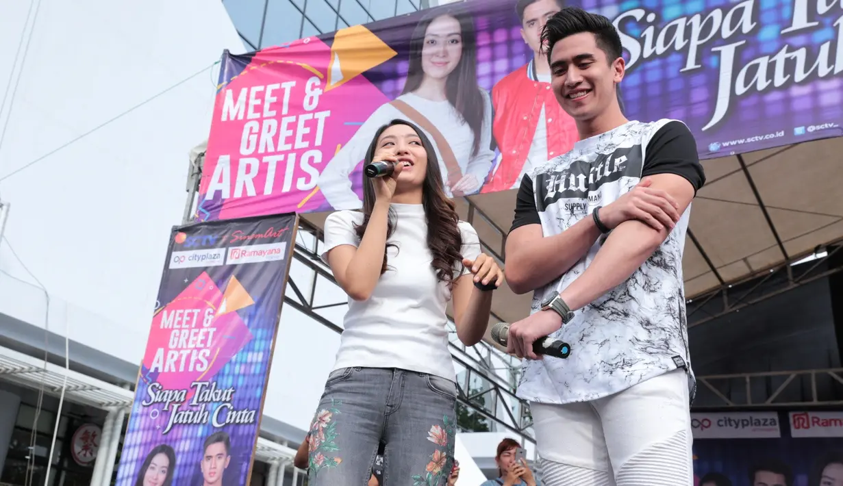 "Sangat senang ya. Ga kalah ama yang di Surabaya. Acaranya sukses ya," kata Verrel Bramasta saat ditemui usai meet and greet di Citi Plaza Jatinegara, Jakarta Timur, Minggu (21/1/2018). (Adrian Putra/Bintang.com)