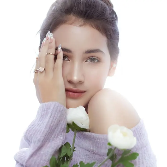 6 Pemotretan Sandrinna Michelle Tampil Flawless Ini Bak Bidadari
