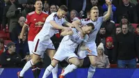 Para pemain Burnley merayakan gol ke Manchester United pada laga Premier League di Old Trafford, Selasa (26/12/2017). (AFP/Lindsey Parnaby)
