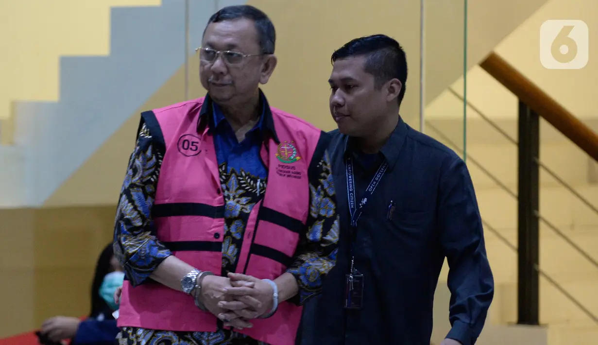 Mantan Direktur Utama PT Asuransi Jiwasraya Hendrisman Rahim meninggalkan gedung KPK usai pemeriksaan, Senin (20/1/2020). Hendrisman Rahim yang merupakan tahanan Kejaksaan Agung diperiksa di KPK untuk kasus dugaan korupsi pengelolaan keuangan dan dana investasi Jiwasraya. (merdeka.com/Dwi Narwoko)