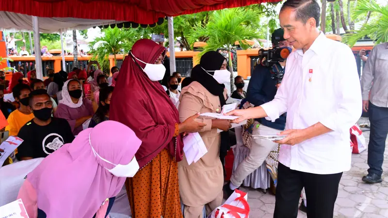 Jokowi membagikan bansos BLT BBM di Maluku