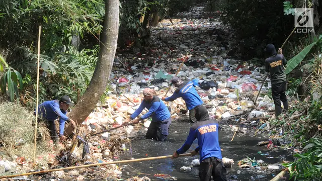 Penuh Sampah, Kali di Depok Dibersihkan