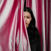 mysterious girl/copyright pexels/ Mihar Thaku