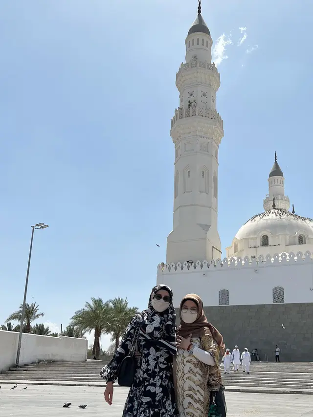 6 Potret Desy Ratnasari Jalani Umrah Bersama Putrinya