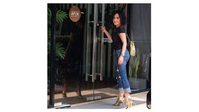 6 Gaya Yuni Shara dengan Rambut Keriting, Dipuji Makin Cantik
