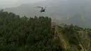 Sebuah helikopter militer menyelamatkan seorang anak, sementara sisanya diselamatkan dengan zip line atau flying fox. (AFP)