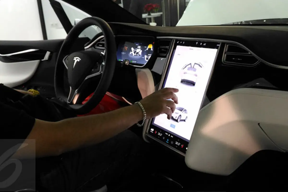 Pengunjung Menjajal Menu Navigasi di Mobil Otonomos Listrik Tesla Model X di Computex 2017. Liputan6.com/Mochamad Wahyu Hidayat