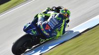 Pembalap Movistar Yamaha, Valentino Rossi saat beraksi pada latihan bebas MotoGP Australia 2017 di Sirkuit Phillip Island, Jumat (20/10/2017). (PAUL CROCK / AFP)
