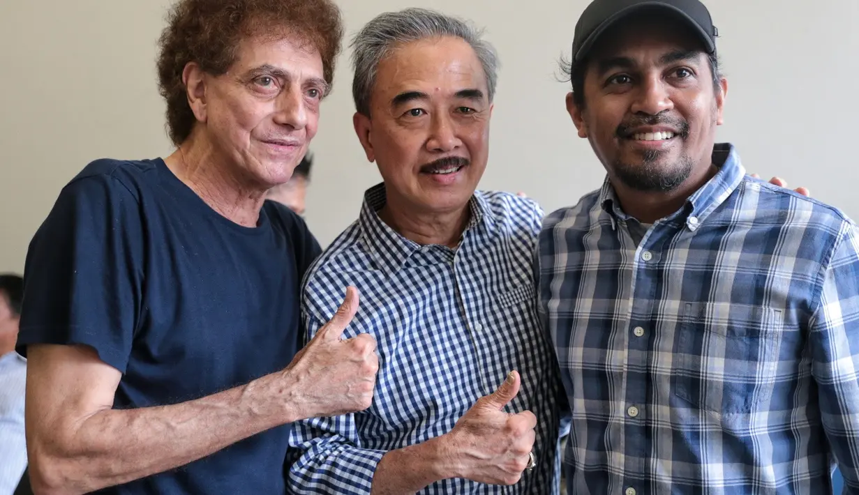 "Kalau dalam bekerja memang kita ada selisih kadang kadang tapi itu semuanya wajar. Sebetulnya baik, cuma ceplas-ceplosnya dan workaholic, dia itu kerjanya ngotot, selalu, dia mau perfect," tuturnya. (Adrian Putra/Bintang.com)