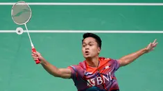 Anthony Sinisuka Ginting saat melawan Anders Antonsen pada pertandingan tunggal putra turnamen bulu tangkis Malaysia Open 2023 di Bukit Jalil Axiata Arena, Kuala Lumpur, Malaysia, Kamis (12/1/2023). Anthony Sinisuka Ginting mengalahkan Anders Antonsen dengan skor 21-14, 17-21, dan 21-17. (AP Photo/Kien Huo)