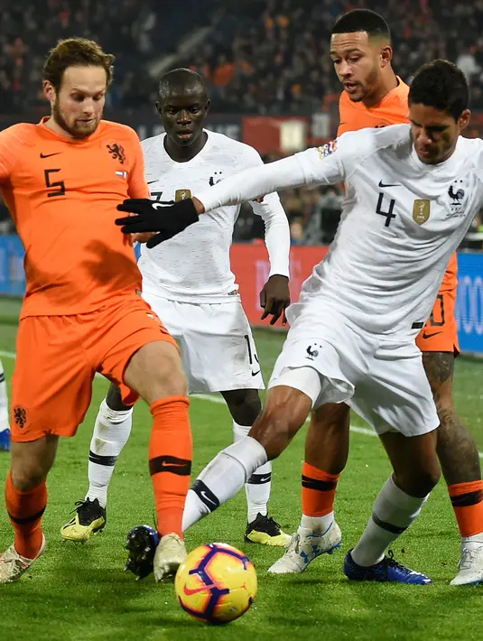 Bek Prancis, Raphael Varane berebut bola dengan bek Belanda, Daley Blind selama pertandingan UEFA Nations League di stadion Feijenoord di Rotterdam (16/11). Belanda menang atas Prancis 2-0. (AFP Photo/John Thys)