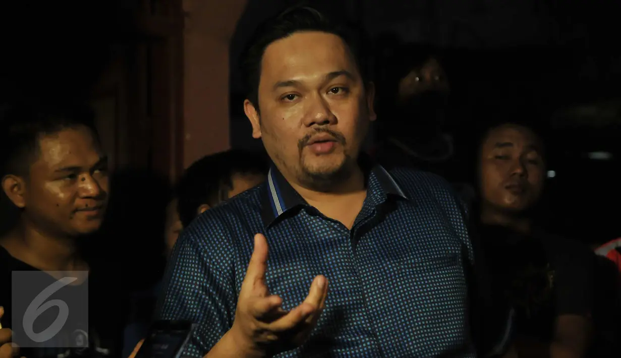 Pengacara Farhat Abbas saat menjawab pertanyaan pers di Kalijodo, Jakarta Utara, Selasa (16/2). Farhat menyampaikan kepada warga bahwa ia mempunyai solusi untuk persoalan Kalijodo. (Liputan6.com/Gempur M Surya)