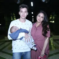 Celine dan Stefan berbagi tugas demi mengurus putranya Baby Cio. Bahkan Celine  yang tidak ingin ketinggalan perkembangan buah hatinya, rela menjadi ibu rumah tangga full. (Nurwahyunan/Bintang.com)