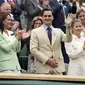 Sang putri kemudian terlihat di Royal Box bersama mantan Juara Wimbledon, Roger Federer, dan keduanya terlihat tersenyum. (AP Photo/Alberto Pezzali)