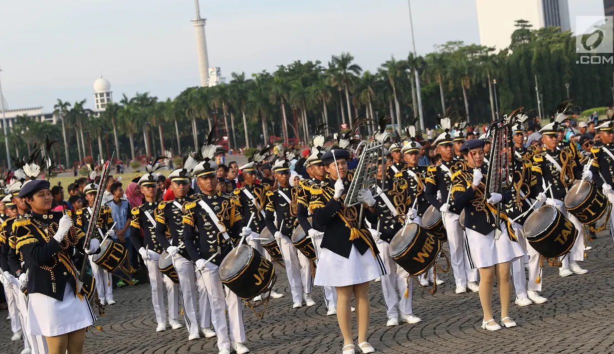 Parade marching band para sekolah tinggi di bawah Kementerian Perhubungan saat acara puncak Hari Perhubungan Nasional di Lapangan Silang Monas, Jakarta, Minggu (17/9). Acara tersebut turut dihadiri Menhub Budi Karya Sumadi (Liputan6.com/Immanuel Antonius)