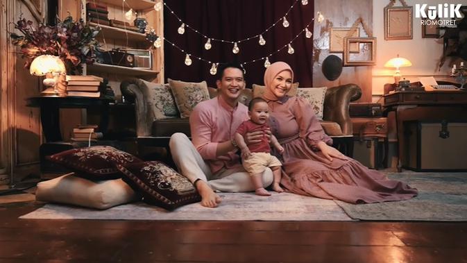 Pemotretan keluarga Rezky Adhitya dan Citra Kirana (Sumber: YouTube/RIOMOTRET)