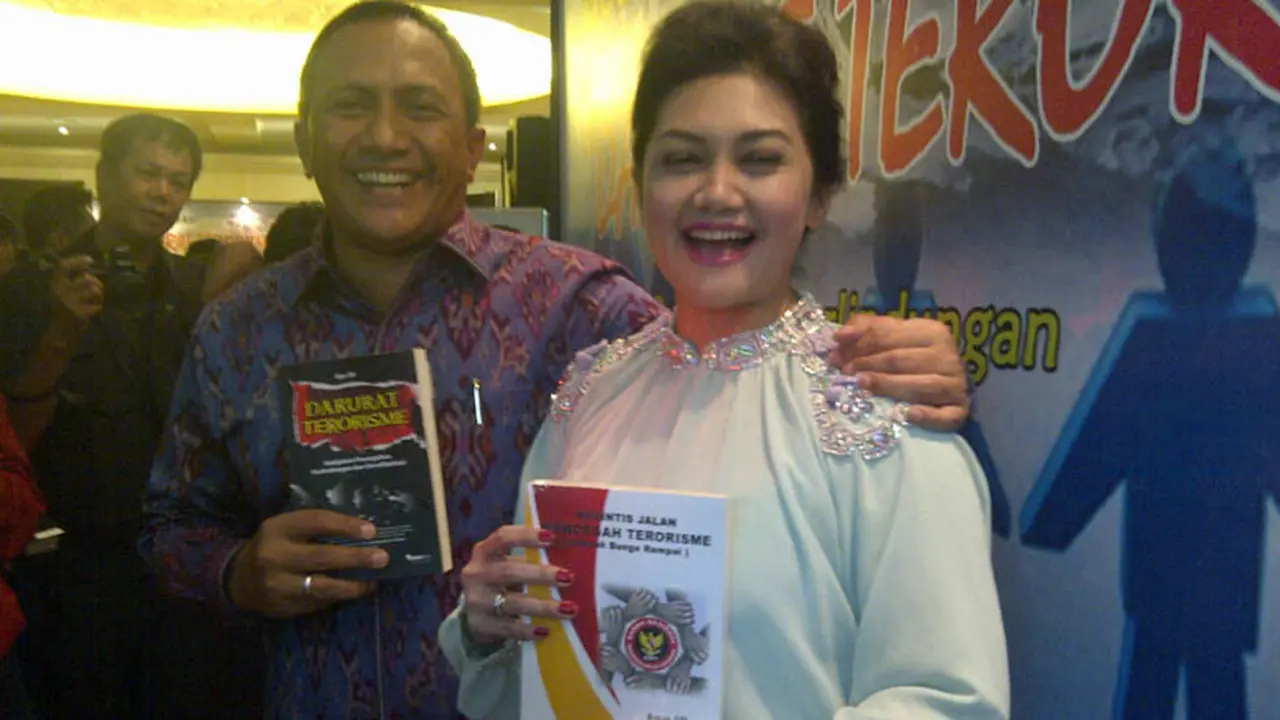 Suami Terbitkan Buku, Bella Saphira Beri Pijatan Khusus