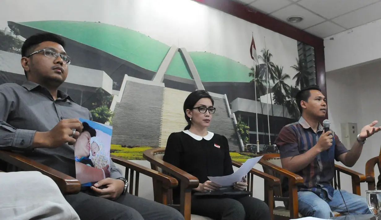 Turut hadir suami korban malapraktik tersebut, Moza Mahendrawika (kiri), serta Pengacara Publik YLBHI, Wahyu Nandang di Gedung DPR RI, Jakarta, Senin (24/11/2014). (Liputan6.com/Andrian M Tunay)