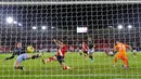 Pemain Southampton Danny Ings (tengah) mencetak gol ke gawang Aston Villa yang kemudian dianulir karena offside pada pertandingan Liga Inggris di Stadion St. Mary, Southampton, Inggris, Sabtu (30/1/2021). Aston Villa menang 1-0. (Michael Steele/Pool via AP)