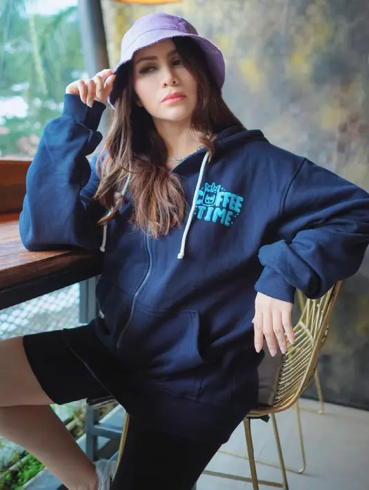 6 Potret Momo Geisha Tampil Kekinian Bak ABG, Geram Disebut Berwajah Tua (sumber: Instagram/therealmomogeisha)