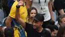 Neymar menyapa fans saat mendukung timnas Brasil berlaga pada final bola voli Olimpiade Rio 2016 melawan Italia di Stadion Maracanazinho, Rio de Janeiro, (21/8/2016). (AFP/Kirill Kudryavtsev)