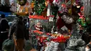 <p>Beragam hiasan pernak-pernik Natal memenuhi salah satu toko di New Delhi. (Sajjad HUSSAIN/AFP)</p>