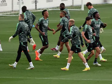 Para pemain Real Madrid melakukan pemanasan saat mengikuti sesi latihan tim di kompleks latihan Ciudad Real Madrid di Valdebebas, pinggiran Madrid (13/9/2022). Real Madrid akan bertanding melawan RB Leipzig pada Grup F Liga Champions di Stadion Santiago Bernabeu, Madrid, Spanyol, Kamis (15/9/2022) dini hari nanti pukul 02.00 WIB. (AFP/Thomas Coex)