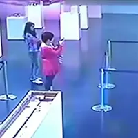 Ini pemandangan biasa kamu lihat. Anaknya terlalu aktif tapi merugikan, eh, ibunya malah diam saja. Akhirnya barang di museum ini hancur!