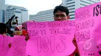 Sejumlah mahasiswa melakukan aksi menolak ISIS di Car Free Day, Bundaran HI, Jakarta, Minggu (15/3/2015). Mereka melakukan aksi teaterikal sebagai bentuk sindiran terhadap kekejaman ISIS. (Liputan6.com/Yoppy Renato) 