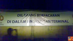 Citizen6, Bogor: Spanduk himbauan larangan berpacaran terpampang diterminal Leuwiliang, Bogor. (Pengirim: Ade Maryadi)