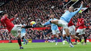 Gelandang Manchester United, Bruno Fernandes (nomor 8), berduel dengan penyerang Manchester City, Erling Haaland (nomor 9), dalam laga di Old Trafford, Manchester, Sabtu (17/1/2026). (Darren Staples / AFP)