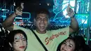 Fuji juga hadir dengan sang kakak, Fadly. Fuji mengenakan spaghetti strap hitam untuk outfit serta riasan dengan mengenakan beads di bagian atas mata, dan mengenakan lipstik merah. 
[@lulalahfah]