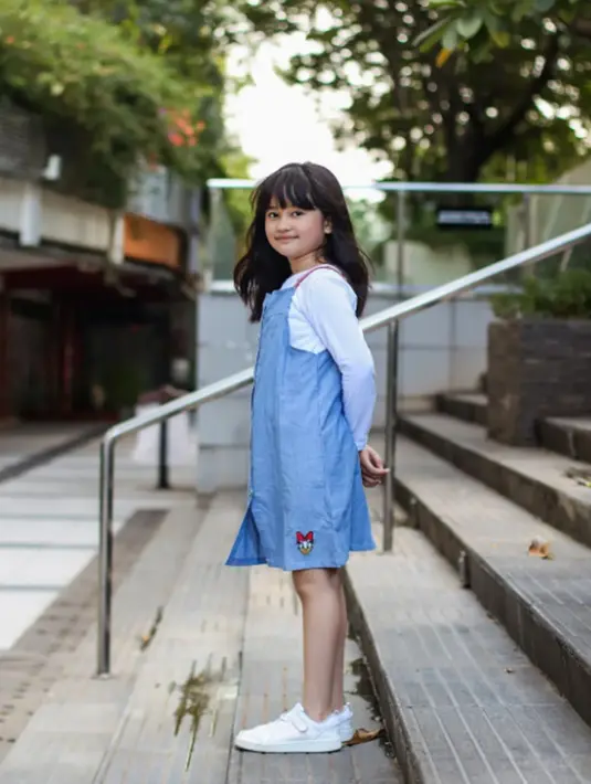 Simpel dress yang dipakai oleh Graciella Abigail ini juga terlihat menggemaskan. Dengan sentuhan detail di bagian bawah dress serta sneakers putih, penampilannya ini banjir pujian netizen. (Liputan6.com/IG/@graciellaabigail)