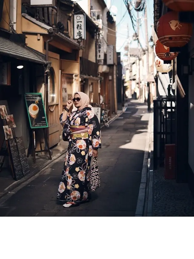 7 Gaya Liburan Bunda Sarita yang Dikabarkan Dekat dengan Vicky Prasetyo di Jepang